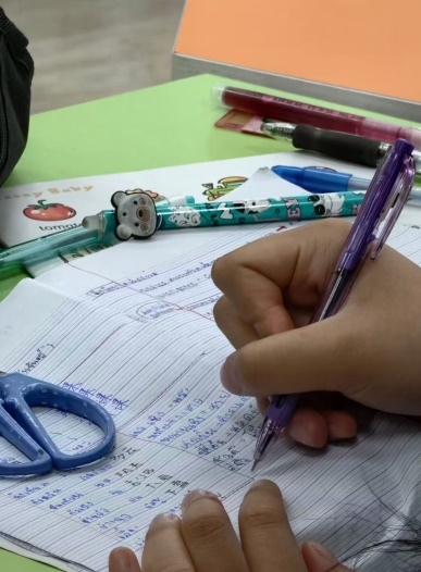 广西师大实践队在泰开设汉语发音趣味课 巧用教学演示用品，架起“音桥”